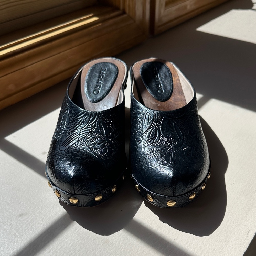NWT FARM Rio Black Embossed Leather Wedge Clogs Size 6.5 NIB - Picture 3 of 9